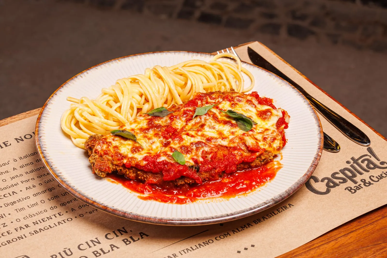 Filé mignon alla parmigiana com spaghetti