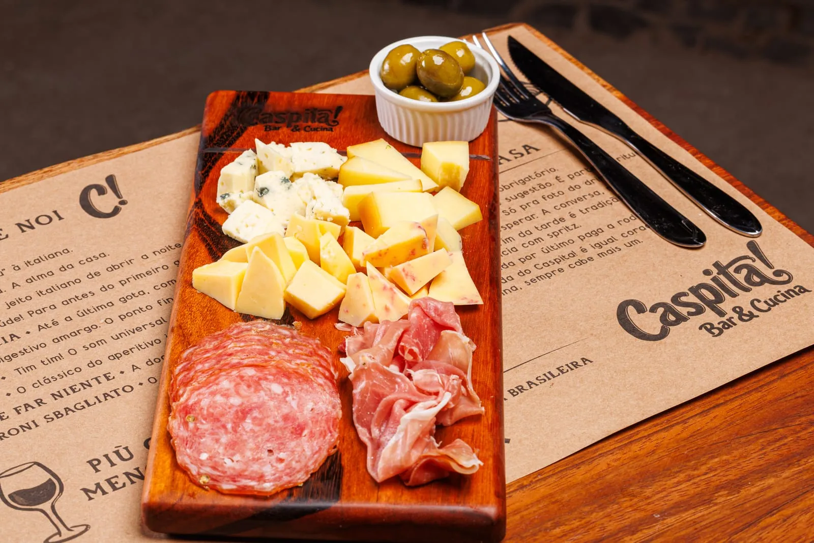 Tábua de salumi e formaggi para dividir