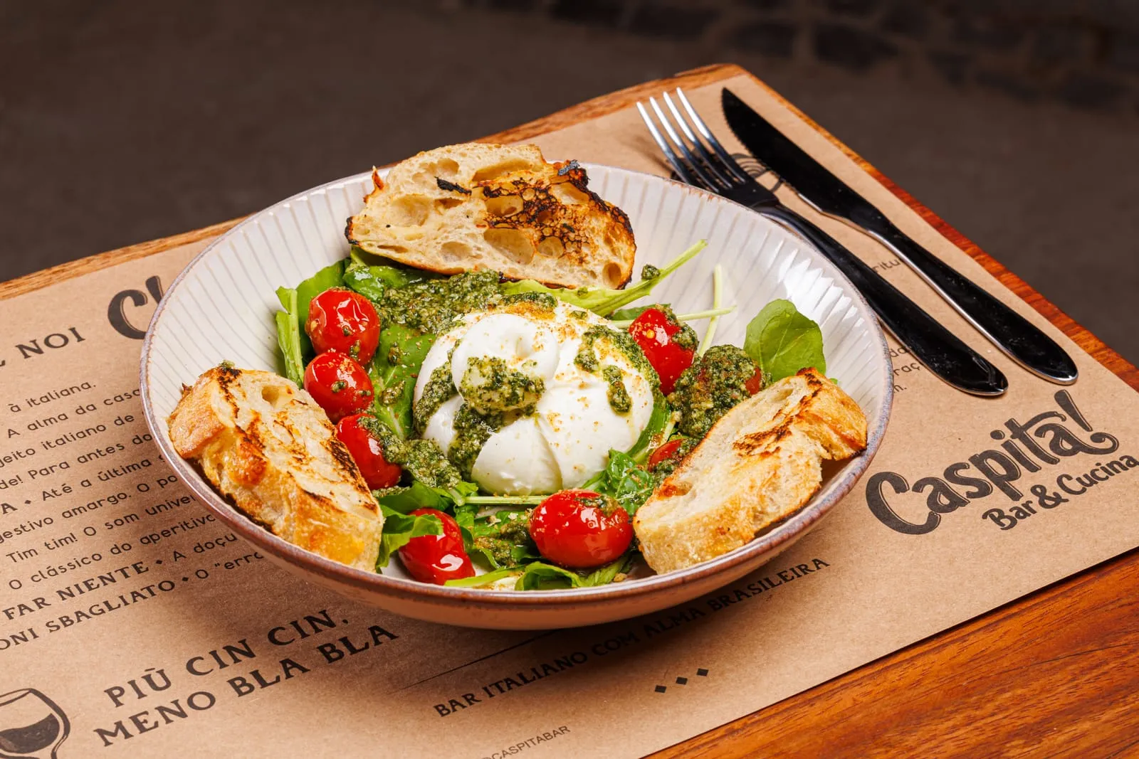 Burrata com rucola, tomate confit e pão da casa