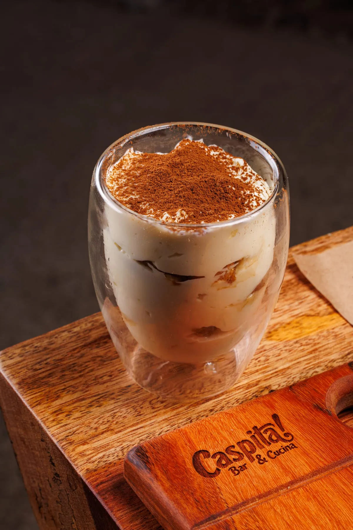 Tiramisù da casa servido em taça