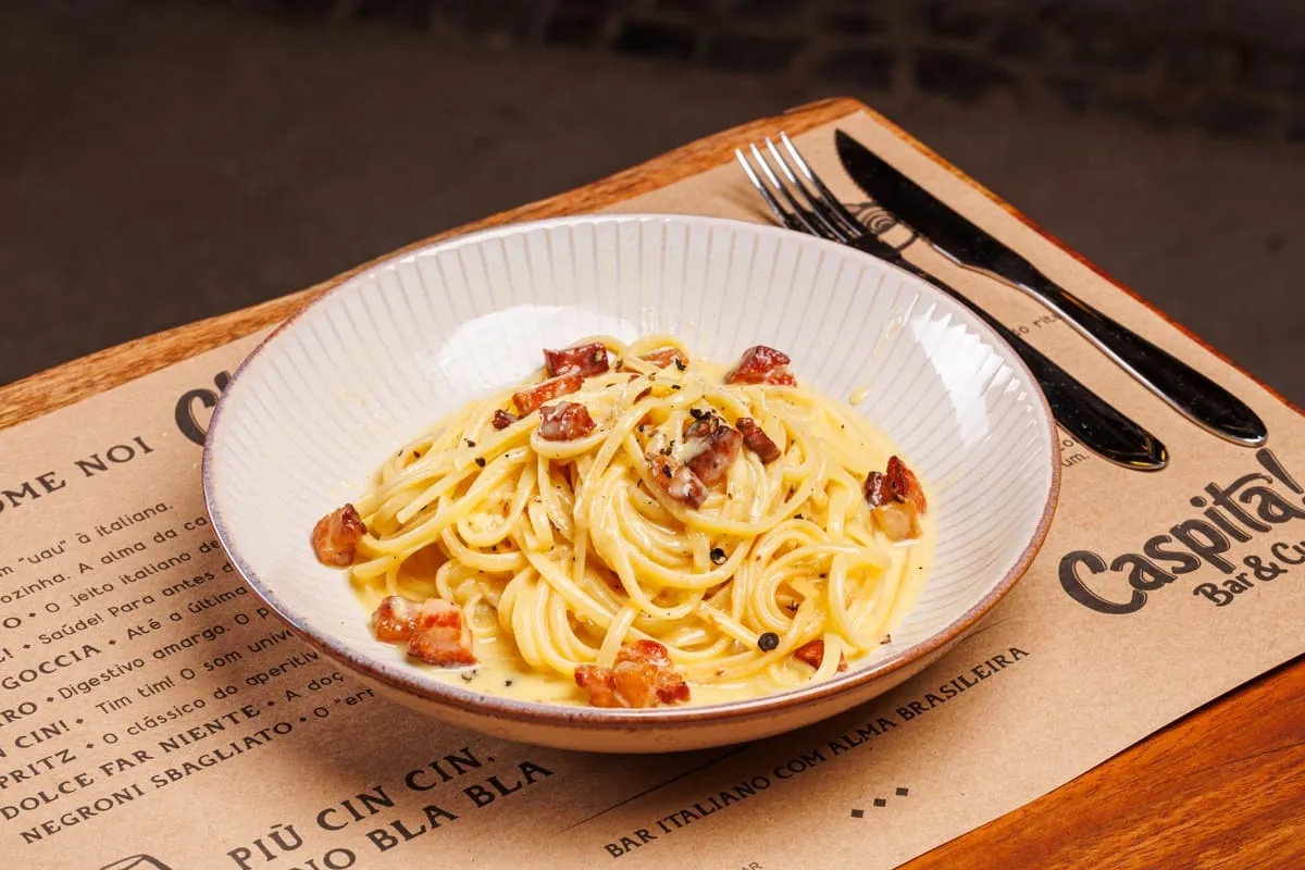Spaguetti alla carbonara servido no placemat kraft da casa